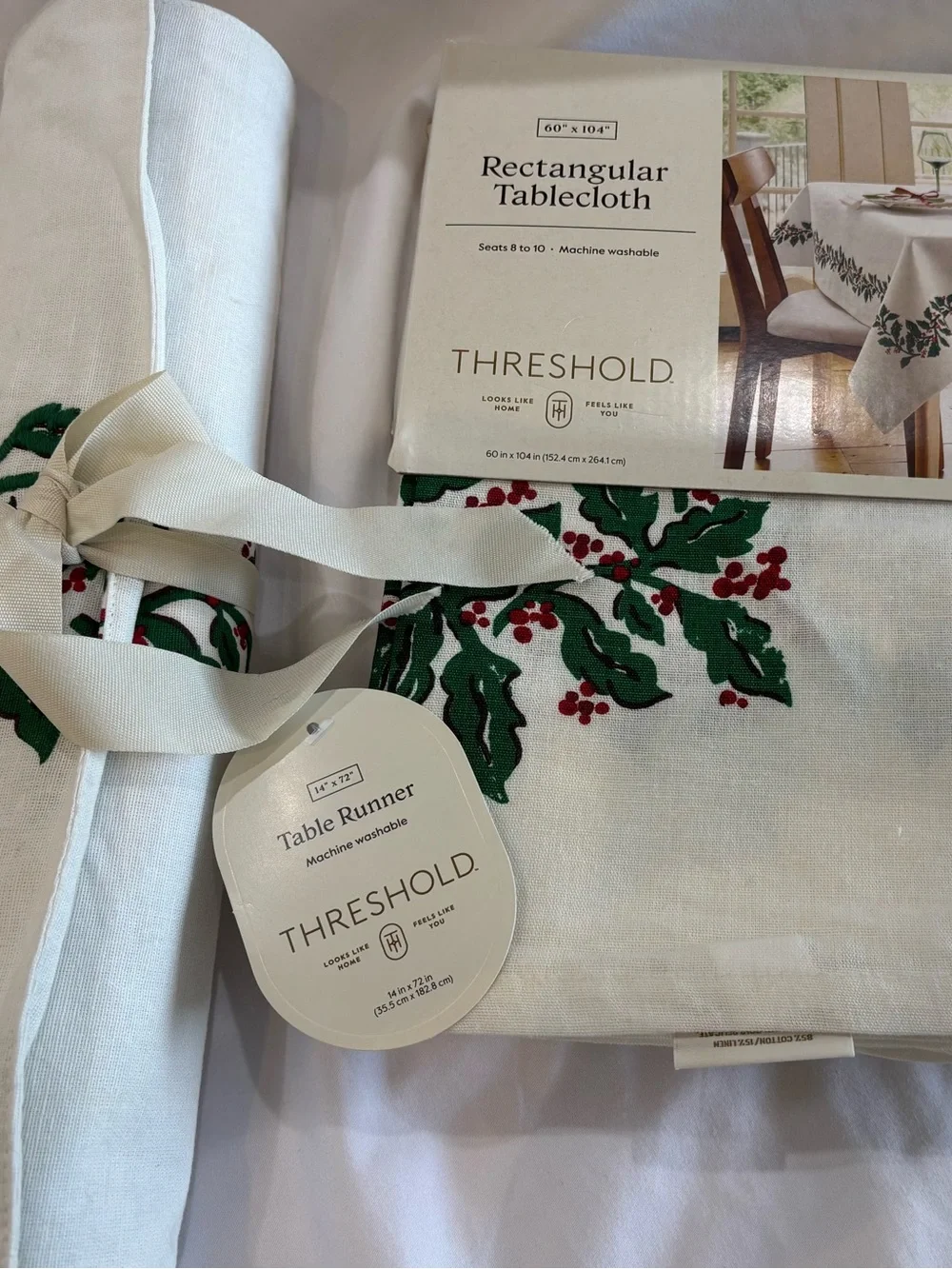 THRESHOLD TABLE RUNNER, 4 CHARGERS, 60 x 104 TABLECLOTH SET HOLLY BERRY NEW